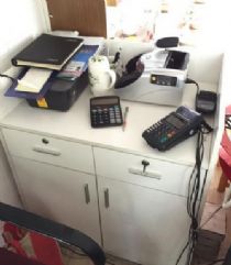 閑置辦公設備轉讓 品質展示柜與全套辦公用品，助力創業商機